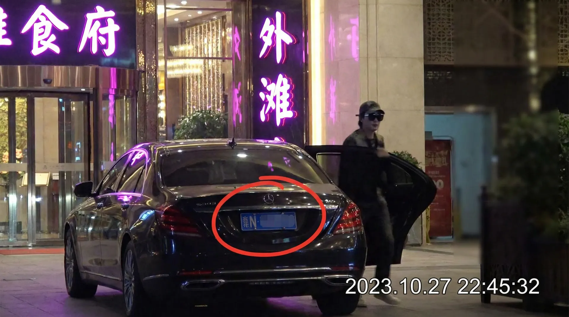 【狠狠撸官网】狠狠撸最新入口_狠狠撸实时更新 - 豪车餐厅外偷拍